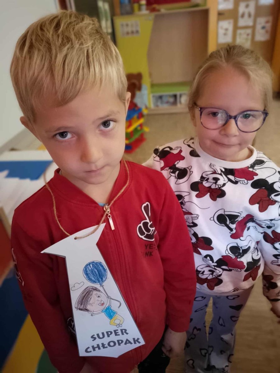 30 września obchodziliśmy w naszym przedszkolu wyjątkowe święto  ,,Dzień Chłopaka”
Był to dzień pełen radości, uśmiechu i niespodzianek, przygotowanych specjalnie dla naszych małych dżentelmenów. Z samego rana chłopców przywitały kolorowe dekoracje oraz wesoła muzyka. Dziewczynki wraz z paniami złożyły kolegom serdeczne życzenia, wręczając własnoręcznie wykonane laurki oraz drobne upominki – dyplomy i medale „Super Chłopaka”. Każdy chłopiec czuł się wyjątkowo i z dumą prezentował swoje odznaczenia.                                                W ciągu dnia nie zabrakło wspólnych zabaw i konkurencji sportowych, które dostarczyły dzieciom mnóstwo radości. 
Cieszymy się, że mogliśmy wspólnie celebrować Dzień Chłopaka i sprawić naszym przedszkolakom tyle radości!
