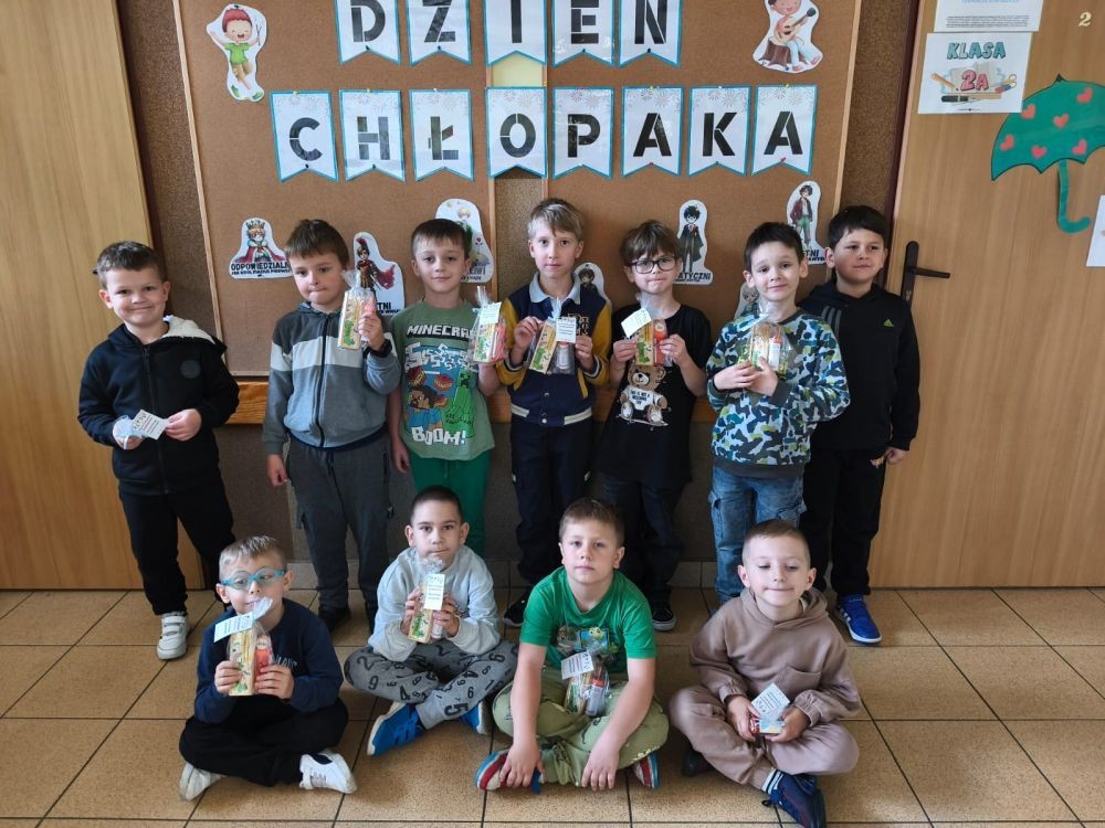 30 września w klasach I–III obchodziliśmy Dzień Chłopaka. Dziewczynki złożyły swoim kolegom serdeczne życzenia i wręczyły drobne upominki, które sprawiły chłopcom wiele radości.
Był to miły czas, pełen śmiechu, życzliwości i wspólnej zabawy.
Serdecznie dziękujemy wszystkim, którzy zaangażowali się w organizację tego święta.
Korzystając z okazji, wszystkim chłopakom – tym małym i tym dużym – składamy najserdeczniejsze życzenia!
