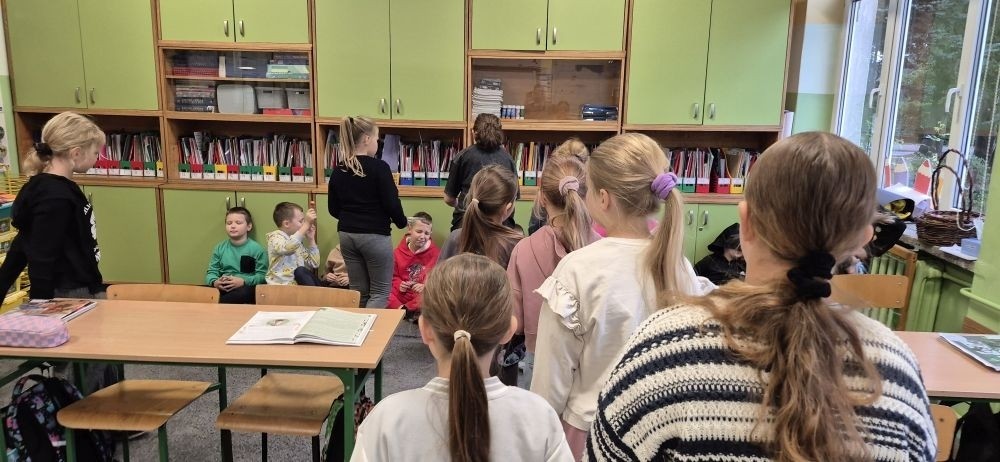 30 września w klasach I–III obchodziliśmy Dzień Chłopaka. Dziewczynki złożyły swoim kolegom serdeczne życzenia i wręczyły drobne upominki, które sprawiły chłopcom wiele radości.
Był to miły czas, pełen śmiechu, życzliwości i wspólnej zabawy.
Serdecznie dziękujemy wszystkim, którzy zaangażowali się w organizację tego święta.
Korzystając z okazji, wszystkim chłopakom – tym małym i tym dużym – składamy najserdeczniejsze życzenia!
