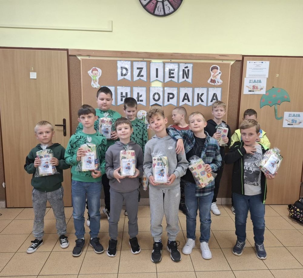 30 września w klasach I–III obchodziliśmy Dzień Chłopaka. Dziewczynki złożyły swoim kolegom serdeczne życzenia i wręczyły drobne upominki, które sprawiły chłopcom wiele radości.
Był to miły czas, pełen śmiechu, życzliwości i wspólnej zabawy.
Serdecznie dziękujemy wszystkim, którzy zaangażowali się w organizację tego święta.
Korzystając z okazji, wszystkim chłopakom – tym małym i tym dużym – składamy najserdeczniejsze życzenia!
