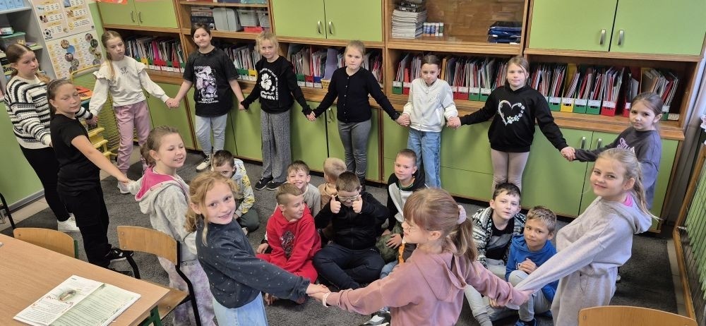 30 września w klasach I–III obchodziliśmy Dzień Chłopaka. Dziewczynki złożyły swoim kolegom serdeczne życzenia i wręczyły drobne upominki, które sprawiły chłopcom wiele radości.
Był to miły czas, pełen śmiechu, życzliwości i wspólnej zabawy.
Serdecznie dziękujemy wszystkim, którzy zaangażowali się w organizację tego święta.
Korzystając z okazji, wszystkim chłopakom – tym małym i tym dużym – składamy najserdeczniejsze życzenia!

