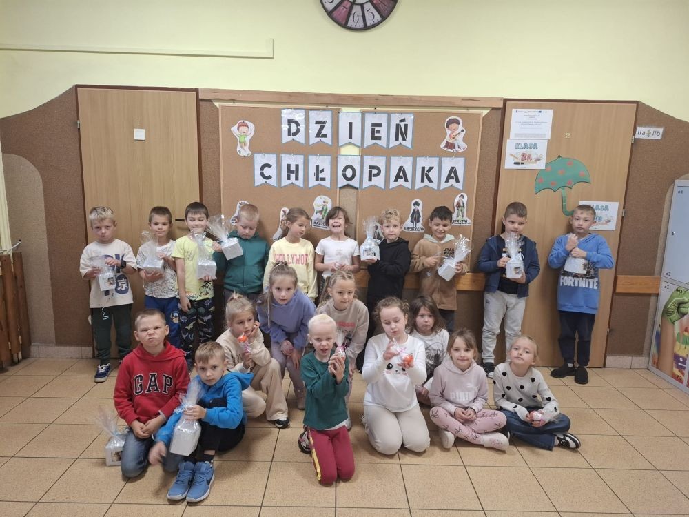 30 września w klasach I–III obchodziliśmy Dzień Chłopaka. Dziewczynki złożyły swoim kolegom serdeczne życzenia i wręczyły drobne upominki, które sprawiły chłopcom wiele radości.
Był to miły czas, pełen śmiechu, życzliwości i wspólnej zabawy.
Serdecznie dziękujemy wszystkim, którzy zaangażowali się w organizację tego święta.
Korzystając z okazji, wszystkim chłopakom – tym małym i tym dużym – składamy najserdeczniejsze życzenia!
