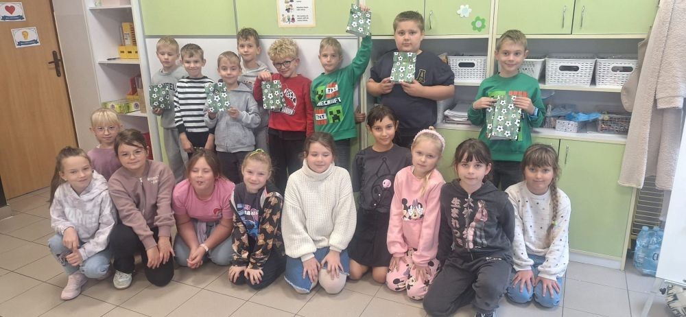 30 września w klasach I–III obchodziliśmy Dzień Chłopaka. Dziewczynki złożyły swoim kolegom serdeczne życzenia i wręczyły drobne upominki, które sprawiły chłopcom wiele radości.
Był to miły czas, pełen śmiechu, życzliwości i wspólnej zabawy.
Serdecznie dziękujemy wszystkim, którzy zaangażowali się w organizację tego święta.
Korzystając z okazji, wszystkim chłopakom – tym małym i tym dużym – składamy najserdeczniejsze życzenia!
