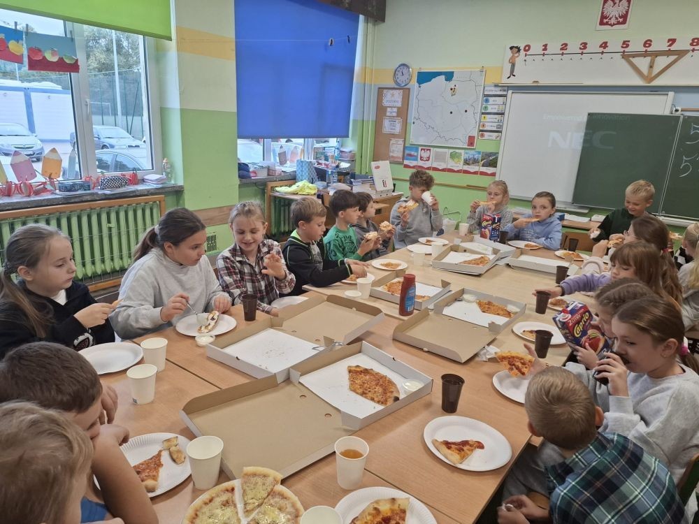30 września w klasach I–III obchodziliśmy Dzień Chłopaka. Dziewczynki złożyły swoim kolegom serdeczne życzenia i wręczyły drobne upominki, które sprawiły chłopcom wiele radości.
Był to miły czas, pełen śmiechu, życzliwości i wspólnej zabawy.
Serdecznie dziękujemy wszystkim, którzy zaangażowali się w organizację tego święta.
Korzystając z okazji, wszystkim chłopakom – tym małym i tym dużym – składamy najserdeczniejsze życzenia!
