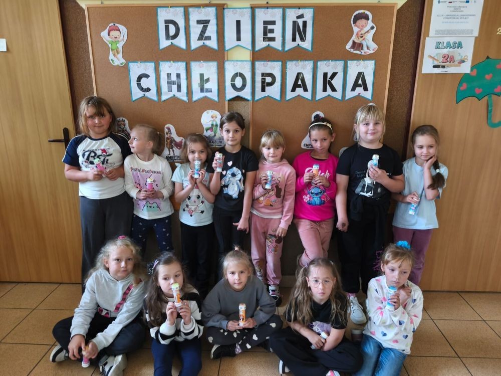 30 września w klasach I–III obchodziliśmy Dzień Chłopaka. Dziewczynki złożyły swoim kolegom serdeczne życzenia i wręczyły drobne upominki, które sprawiły chłopcom wiele radości.
Był to miły czas, pełen śmiechu, życzliwości i wspólnej zabawy.
Serdecznie dziękujemy wszystkim, którzy zaangażowali się w organizację tego święta.
Korzystając z okazji, wszystkim chłopakom – tym małym i tym dużym – składamy najserdeczniejsze życzenia!
