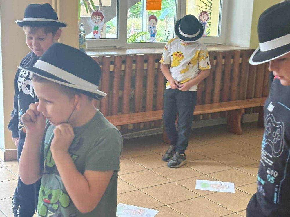 30 września w klasach I–III obchodziliśmy Dzień Chłopaka. Dziewczynki złożyły swoim kolegom serdeczne życzenia i wręczyły drobne upominki, które sprawiły chłopcom wiele radości.
Był to miły czas, pełen śmiechu, życzliwości i wspólnej zabawy.
Serdecznie dziękujemy wszystkim, którzy zaangażowali się w organizację tego święta.
Korzystając z okazji, wszystkim chłopakom – tym małym i tym dużym – składamy najserdeczniejsze życzenia!
