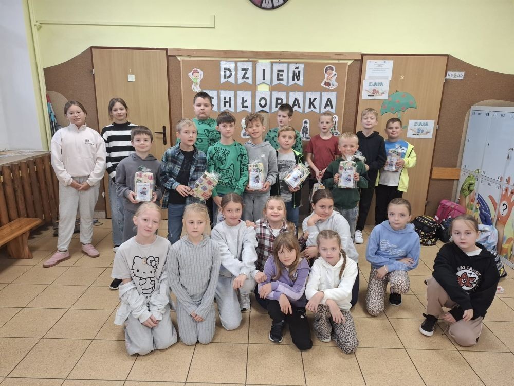 30 września w klasach I–III obchodziliśmy Dzień Chłopaka. Dziewczynki złożyły swoim kolegom serdeczne życzenia i wręczyły drobne upominki, które sprawiły chłopcom wiele radości.
Był to miły czas, pełen śmiechu, życzliwości i wspólnej zabawy.
Serdecznie dziękujemy wszystkim, którzy zaangażowali się w organizację tego święta.
Korzystając z okazji, wszystkim chłopakom – tym małym i tym dużym – składamy najserdeczniejsze życzenia!
