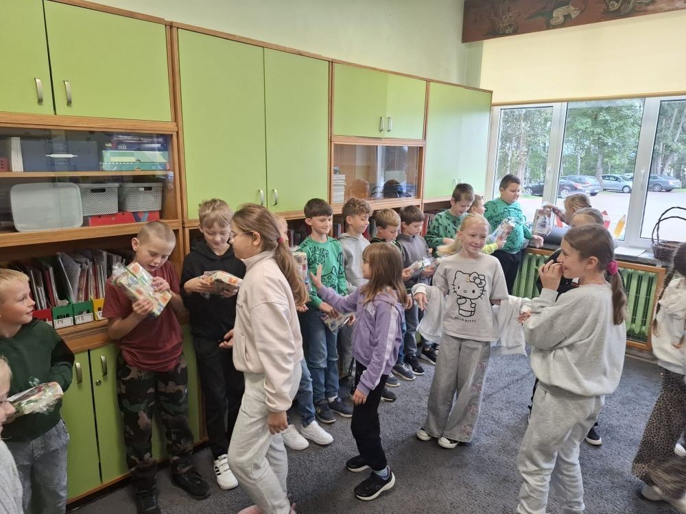 30 września w klasach I–III obchodziliśmy Dzień Chłopaka. Dziewczynki złożyły swoim kolegom serdeczne życzenia i wręczyły drobne upominki, które sprawiły chłopcom wiele radości.
Był to miły czas, pełen śmiechu, życzliwości i wspólnej zabawy.
Serdecznie dziękujemy wszystkim, którzy zaangażowali się w organizację tego święta.
Korzystając z okazji, wszystkim chłopakom – tym małym i tym dużym – składamy najserdeczniejsze życzenia!
