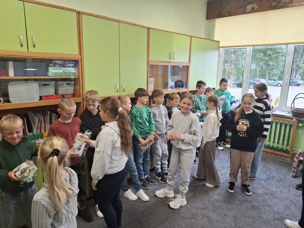 30 września w klasach I–III obchodziliśmy Dzień Chłopaka. Dziewczynki złożyły swoim kolegom serdeczne życzenia i wręczyły drobne upominki, które sprawiły chłopcom wiele radości.
Był to miły czas, pełen śmiechu, życzliwości i wspólnej zabawy.
Serdecznie dziękujemy wszystkim, którzy zaangażowali się w organizację tego święta.
Korzystając z okazji, wszystkim chłopakom – tym małym i tym dużym – składamy najserdeczniejsze życzenia!
