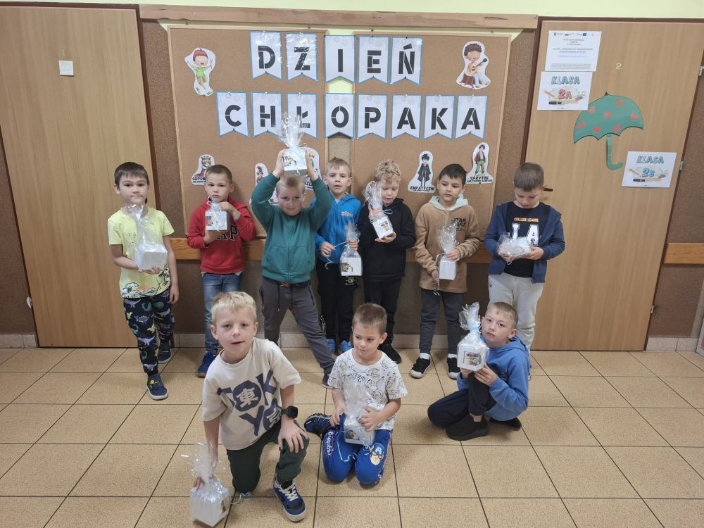 30 września w klasach I–III obchodziliśmy Dzień Chłopaka. Dziewczynki złożyły swoim kolegom serdeczne życzenia i wręczyły drobne upominki, które sprawiły chłopcom wiele radości.
Był to miły czas, pełen śmiechu, życzliwości i wspólnej zabawy.
Serdecznie dziękujemy wszystkim, którzy zaangażowali się w organizację tego święta.
Korzystając z okazji, wszystkim chłopakom – tym małym i tym dużym – składamy najserdeczniejsze życzenia!
