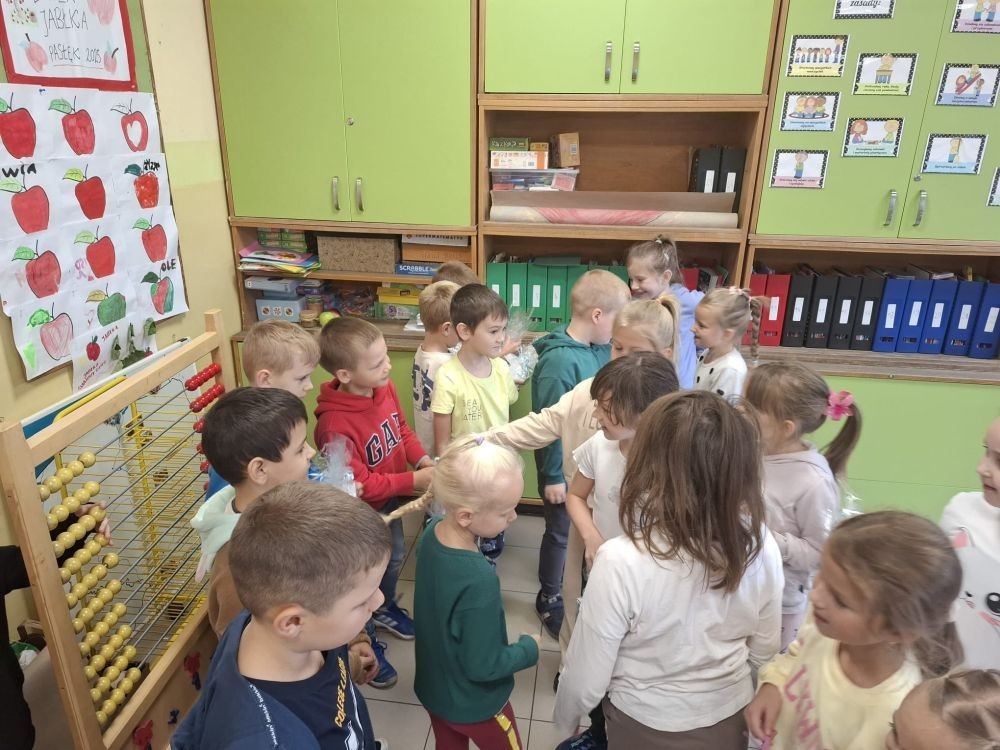 30 września w klasach I–III obchodziliśmy Dzień Chłopaka. Dziewczynki złożyły swoim kolegom serdeczne życzenia i wręczyły drobne upominki, które sprawiły chłopcom wiele radości.
Był to miły czas, pełen śmiechu, życzliwości i wspólnej zabawy.
Serdecznie dziękujemy wszystkim, którzy zaangażowali się w organizację tego święta.
Korzystając z okazji, wszystkim chłopakom – tym małym i tym dużym – składamy najserdeczniejsze życzenia!
