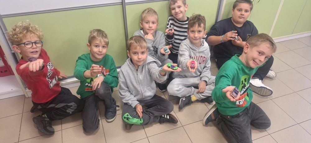 30 września w klasach I–III obchodziliśmy Dzień Chłopaka. Dziewczynki złożyły swoim kolegom serdeczne życzenia i wręczyły drobne upominki, które sprawiły chłopcom wiele radości.
Był to miły czas, pełen śmiechu, życzliwości i wspólnej zabawy.
Serdecznie dziękujemy wszystkim, którzy zaangażowali się w organizację tego święta.
Korzystając z okazji, wszystkim chłopakom – tym małym i tym dużym – składamy najserdeczniejsze życzenia!
