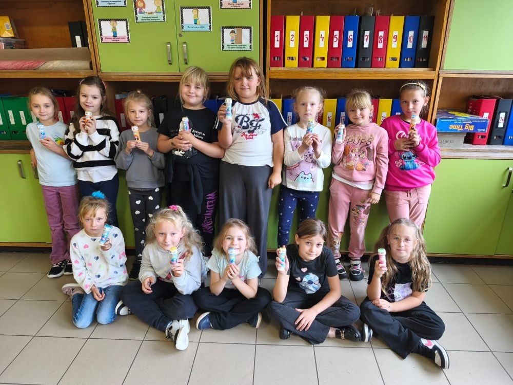 30 września w klasach I–III obchodziliśmy Dzień Chłopaka. Dziewczynki złożyły swoim kolegom serdeczne życzenia i wręczyły drobne upominki, które sprawiły chłopcom wiele radości.
Był to miły czas, pełen śmiechu, życzliwości i wspólnej zabawy.
Serdecznie dziękujemy wszystkim, którzy zaangażowali się w organizację tego święta.
Korzystając z okazji, wszystkim chłopakom – tym małym i tym dużym – składamy najserdeczniejsze życzenia!
