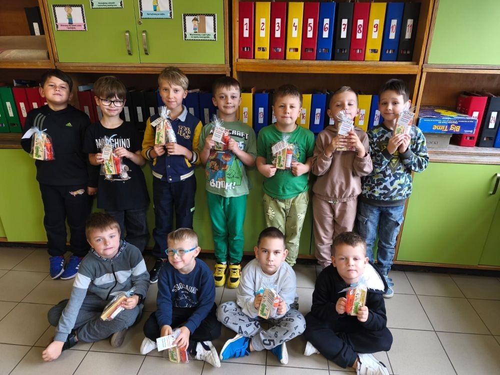 30 września w klasach I–III obchodziliśmy Dzień Chłopaka. Dziewczynki złożyły swoim kolegom serdeczne życzenia i wręczyły drobne upominki, które sprawiły chłopcom wiele radości.
Był to miły czas, pełen śmiechu, życzliwości i wspólnej zabawy.
Serdecznie dziękujemy wszystkim, którzy zaangażowali się w organizację tego święta.
Korzystając z okazji, wszystkim chłopakom – tym małym i tym dużym – składamy najserdeczniejsze życzenia!
