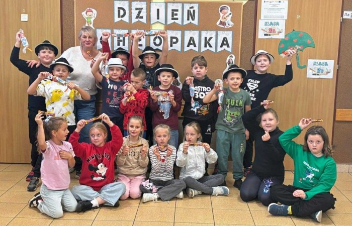 30 września w klasach I–III obchodziliśmy Dzień Chłopaka. Dziewczynki złożyły swoim kolegom serdeczne życzenia i wręczyły drobne upominki, które sprawiły chłopcom wiele radości.
Był to miły czas, pełen śmiechu, życzliwości i wspólnej zabawy.
Serdecznie dziękujemy wszystkim, którzy zaangażowali się w organizację tego święta.
Korzystając z okazji, wszystkim chłopakom – tym małym i tym dużym – składamy najserdeczniejsze życzenia!
