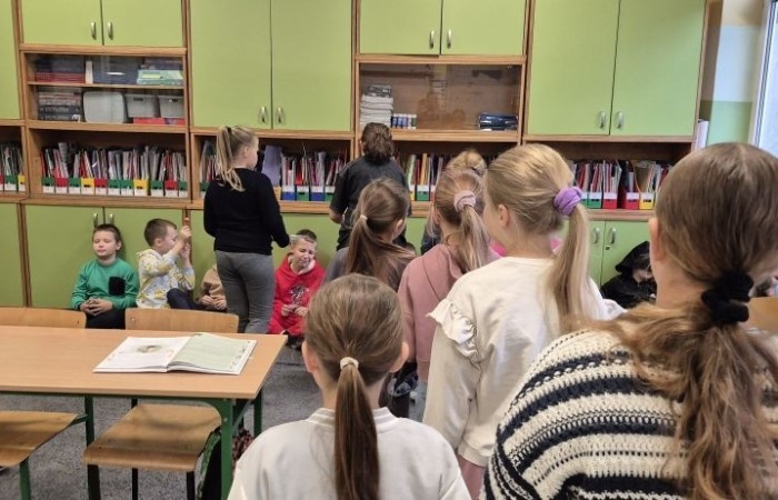 30 września w klasach I–III obchodziliśmy Dzień Chłopaka. Dziewczynki złożyły swoim kolegom serdeczne życzenia i wręczyły drobne upominki, które sprawiły chłopcom wiele radości.
Był to miły czas, pełen śmiechu, życzliwości i wspólnej zabawy.
Serdecznie dziękujemy wszystkim, którzy zaangażowali się w organizację tego święta.
Korzystając z okazji, wszystkim chłopakom – tym małym i tym dużym – składamy najserdeczniejsze życzenia!
