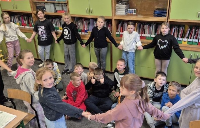 30 września w klasach I–III obchodziliśmy Dzień Chłopaka. Dziewczynki złożyły swoim kolegom serdeczne życzenia i wręczyły drobne upominki, które sprawiły chłopcom wiele radości.
Był to miły czas, pełen śmiechu, życzliwości i wspólnej zabawy.
Serdecznie dziękujemy wszystkim, którzy zaangażowali się w organizację tego święta.
Korzystając z okazji, wszystkim chłopakom – tym małym i tym dużym – składamy najserdeczniejsze życzenia!
