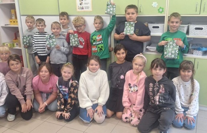 30 września w klasach I–III obchodziliśmy Dzień Chłopaka. Dziewczynki złożyły swoim kolegom serdeczne życzenia i wręczyły drobne upominki, które sprawiły chłopcom wiele radości.
Był to miły czas, pełen śmiechu, życzliwości i wspólnej zabawy.
Serdecznie dziękujemy wszystkim, którzy zaangażowali się w organizację tego święta.
Korzystając z okazji, wszystkim chłopakom – tym małym i tym dużym – składamy najserdeczniejsze życzenia!
