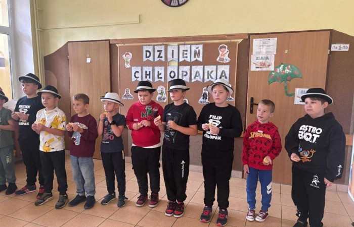 30 września w klasach I–III obchodziliśmy Dzień Chłopaka. Dziewczynki złożyły swoim kolegom serdeczne życzenia i wręczyły drobne upominki, które sprawiły chłopcom wiele radości.
Był to miły czas, pełen śmiechu, życzliwości i wspólnej zabawy.
Serdecznie dziękujemy wszystkim, którzy zaangażowali się w organizację tego święta.
Korzystając z okazji, wszystkim chłopakom – tym małym i tym dużym – składamy najserdeczniejsze życzenia!
