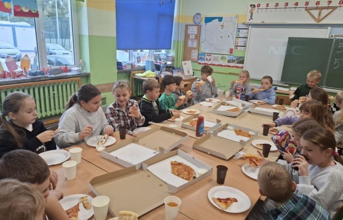 30 września w klasach I–III obchodziliśmy Dzień Chłopaka. Dziewczynki złożyły swoim kolegom serdeczne życzenia i wręczyły drobne upominki, które sprawiły chłopcom wiele radości.
Był to miły czas, pełen śmiechu, życzliwości i wspólnej zabawy.
Serdecznie dziękujemy wszystkim, którzy zaangażowali się w organizację tego święta.
Korzystając z okazji, wszystkim chłopakom – tym małym i tym dużym – składamy najserdeczniejsze życzenia!
