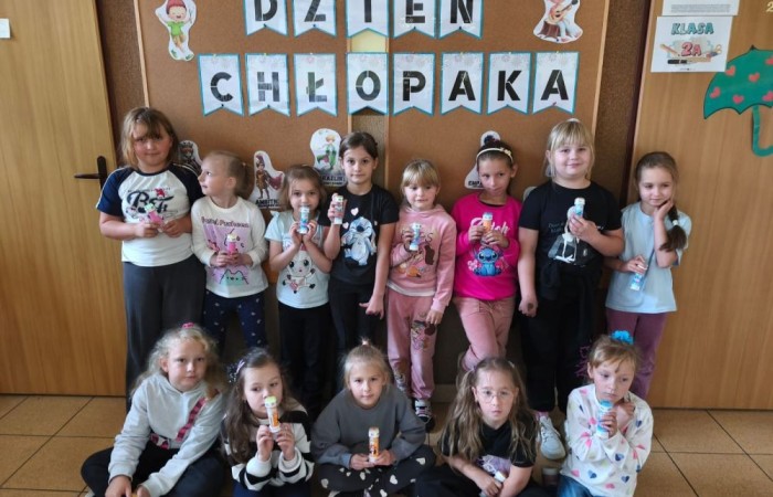 30 września w klasach I–III obchodziliśmy Dzień Chłopaka. Dziewczynki złożyły swoim kolegom serdeczne życzenia i wręczyły drobne upominki, które sprawiły chłopcom wiele radości.
Był to miły czas, pełen śmiechu, życzliwości i wspólnej zabawy.
Serdecznie dziękujemy wszystkim, którzy zaangażowali się w organizację tego święta.
Korzystając z okazji, wszystkim chłopakom – tym małym i tym dużym – składamy najserdeczniejsze życzenia!
