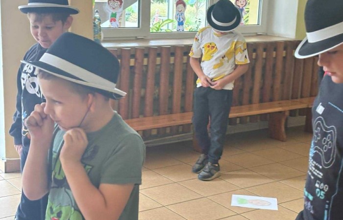 30 września w klasach I–III obchodziliśmy Dzień Chłopaka. Dziewczynki złożyły swoim kolegom serdeczne życzenia i wręczyły drobne upominki, które sprawiły chłopcom wiele radości.
Był to miły czas, pełen śmiechu, życzliwości i wspólnej zabawy.
Serdecznie dziękujemy wszystkim, którzy zaangażowali się w organizację tego święta.
Korzystając z okazji, wszystkim chłopakom – tym małym i tym dużym – składamy najserdeczniejsze życzenia!
