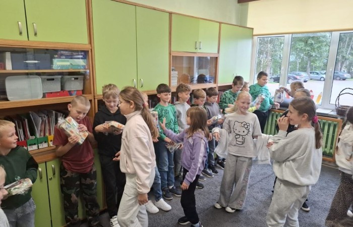 30 września w klasach I–III obchodziliśmy Dzień Chłopaka. Dziewczynki złożyły swoim kolegom serdeczne życzenia i wręczyły drobne upominki, które sprawiły chłopcom wiele radości.
Był to miły czas, pełen śmiechu, życzliwości i wspólnej zabawy.
Serdecznie dziękujemy wszystkim, którzy zaangażowali się w organizację tego święta.
Korzystając z okazji, wszystkim chłopakom – tym małym i tym dużym – składamy najserdeczniejsze życzenia!
