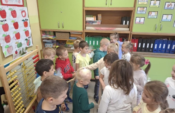 30 września w klasach I–III obchodziliśmy Dzień Chłopaka. Dziewczynki złożyły swoim kolegom serdeczne życzenia i wręczyły drobne upominki, które sprawiły chłopcom wiele radości.
Był to miły czas, pełen śmiechu, życzliwości i wspólnej zabawy.
Serdecznie dziękujemy wszystkim, którzy zaangażowali się w organizację tego święta.
Korzystając z okazji, wszystkim chłopakom – tym małym i tym dużym – składamy najserdeczniejsze życzenia!
