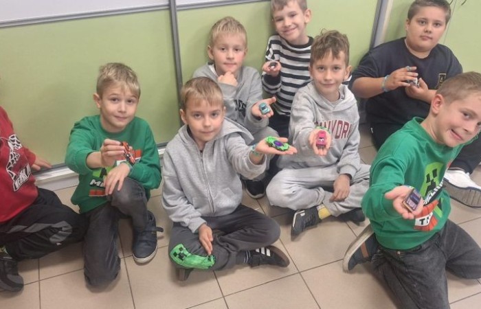 30 września w klasach I–III obchodziliśmy Dzień Chłopaka. Dziewczynki złożyły swoim kolegom serdeczne życzenia i wręczyły drobne upominki, które sprawiły chłopcom wiele radości.
Był to miły czas, pełen śmiechu, życzliwości i wspólnej zabawy.
Serdecznie dziękujemy wszystkim, którzy zaangażowali się w organizację tego święta.
Korzystając z okazji, wszystkim chłopakom – tym małym i tym dużym – składamy najserdeczniejsze życzenia!
