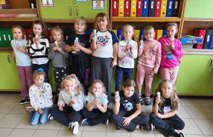 30 września w klasach I–III obchodziliśmy Dzień Chłopaka. Dziewczynki złożyły swoim kolegom serdeczne życzenia i wręczyły drobne upominki, które sprawiły chłopcom wiele radości.
Był to miły czas, pełen śmiechu, życzliwości i wspólnej zabawy.
Serdecznie dziękujemy wszystkim, którzy zaangażowali się w organizację tego święta.
Korzystając z okazji, wszystkim chłopakom – tym małym i tym dużym – składamy najserdeczniejsze życzenia!
