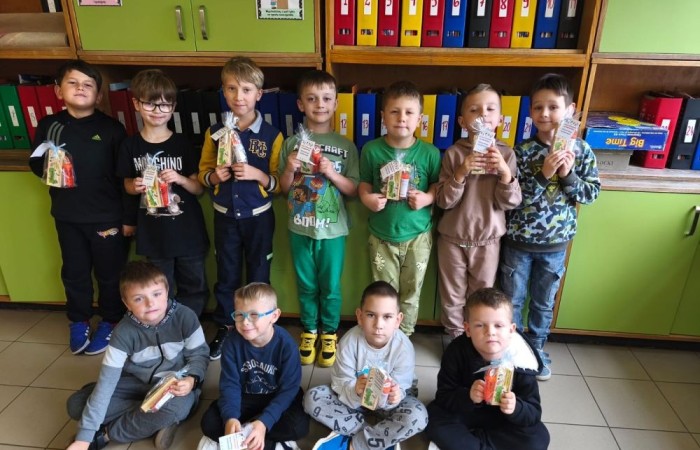 30 września w klasach I–III obchodziliśmy Dzień Chłopaka. Dziewczynki złożyły swoim kolegom serdeczne życzenia i wręczyły drobne upominki, które sprawiły chłopcom wiele radości.
Był to miły czas, pełen śmiechu, życzliwości i wspólnej zabawy.
Serdecznie dziękujemy wszystkim, którzy zaangażowali się w organizację tego święta.
Korzystając z okazji, wszystkim chłopakom – tym małym i tym dużym – składamy najserdeczniejsze życzenia!
