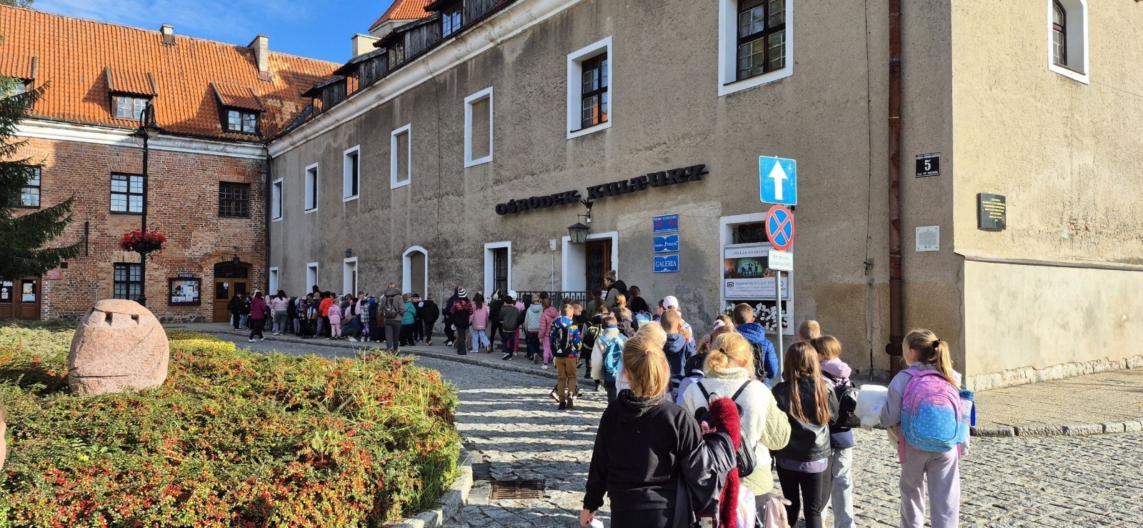 Dziś nasi najmłodsi uczniowie wybrali się do kina w POK-u na seans filmu „Lilly i kangurek”. To była nie tylko świetna rozrywka, ale też cenna lekcja. Film porusza ważne tematy – pokazuje, że prawdziwe szczęście nie zawsze kryje się w sławie czy pieniądzach. Czasem wystarczy odwaga, by spróbować czegoś nowego, otwartość na przyjaźń i gotowość do pomocy – nawet jeśli chodzi o... kangurka. To ciepła, wzruszająca opowieść o empatii, przyjaźni i poszukiwaniu swojego miejsca na świecie – nie tylko wśród ludzi, ale i zwierząt. Dziękujemy POK za gościnność i już nie możemy się doczekać kolejnych filmowych spotkań.
