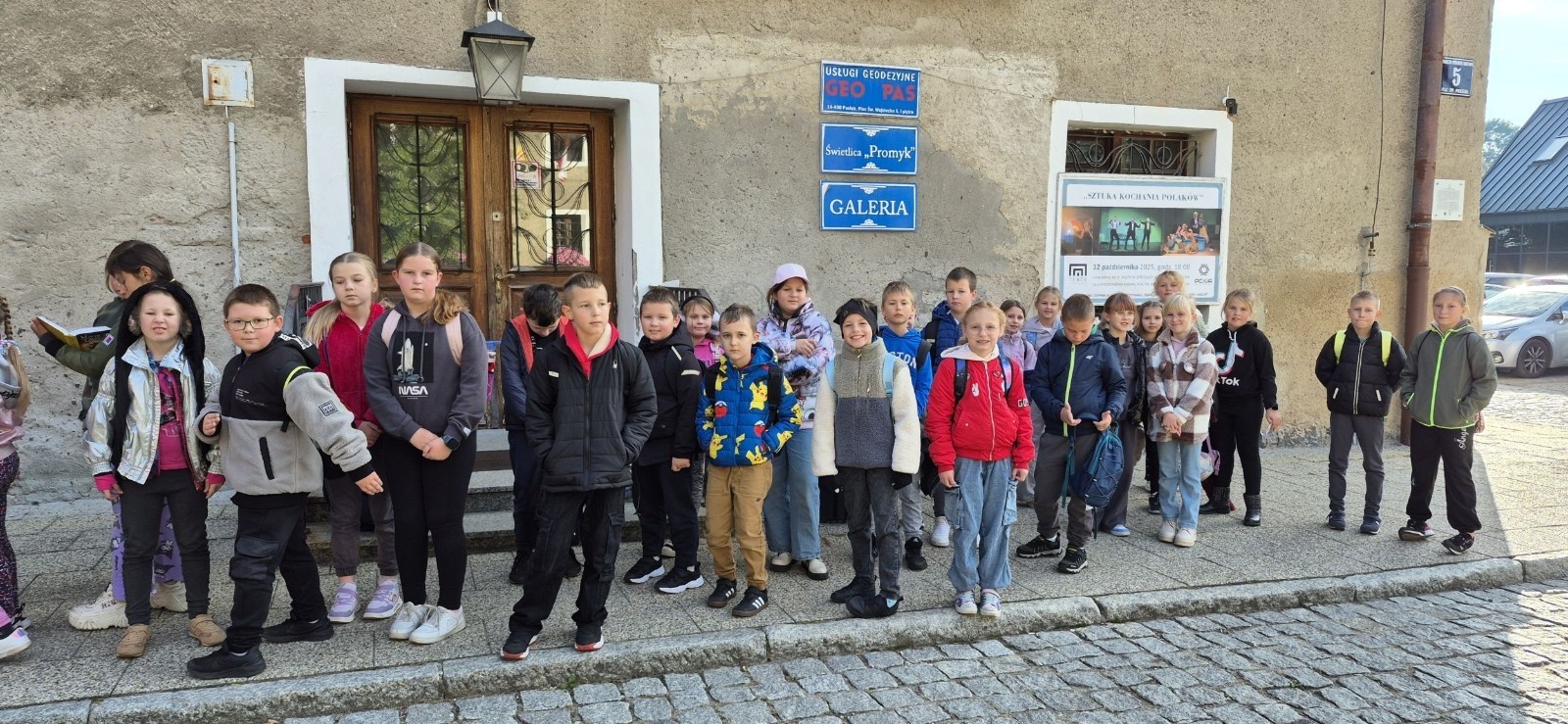 Dziś nasi najmłodsi uczniowie wybrali się do kina w POK-u na seans filmu „Lilly i kangurek”. To była nie tylko świetna rozrywka, ale też cenna lekcja. Film porusza ważne tematy – pokazuje, że prawdziwe szczęście nie zawsze kryje się w sławie czy pieniądzach. Czasem wystarczy odwaga, by spróbować czegoś nowego, otwartość na przyjaźń i gotowość do pomocy – nawet jeśli chodzi o... kangurka. To ciepła, wzruszająca opowieść o empatii, przyjaźni i poszukiwaniu swojego miejsca na świecie – nie tylko wśród ludzi, ale i zwierząt. Dziękujemy POK za gościnność i już nie możemy się doczekać kolejnych filmowych spotkań.
