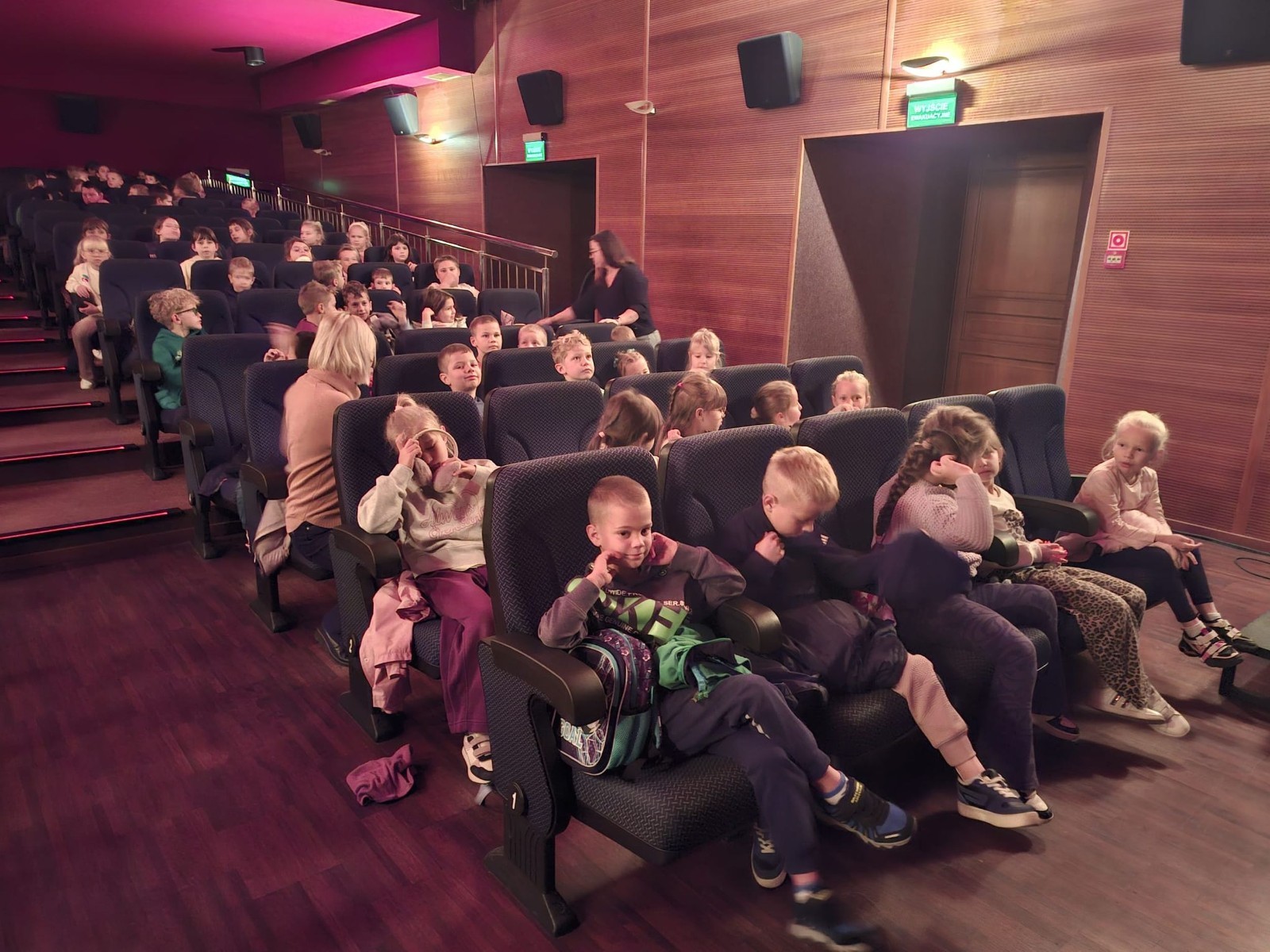 Dziś nasi najmłodsi uczniowie wybrali się do kina w POK-u na seans filmu „Lilly i kangurek”. To była nie tylko świetna rozrywka, ale też cenna lekcja. Film porusza ważne tematy – pokazuje, że prawdziwe szczęście nie zawsze kryje się w sławie czy pieniądzach. Czasem wystarczy odwaga, by spróbować czegoś nowego, otwartość na przyjaźń i gotowość do pomocy – nawet jeśli chodzi o... kangurka. To ciepła, wzruszająca opowieść o empatii, przyjaźni i poszukiwaniu swojego miejsca na świecie – nie tylko wśród ludzi, ale i zwierząt. Dziękujemy POK za gościnność i już nie możemy się doczekać kolejnych filmowych spotkań.
