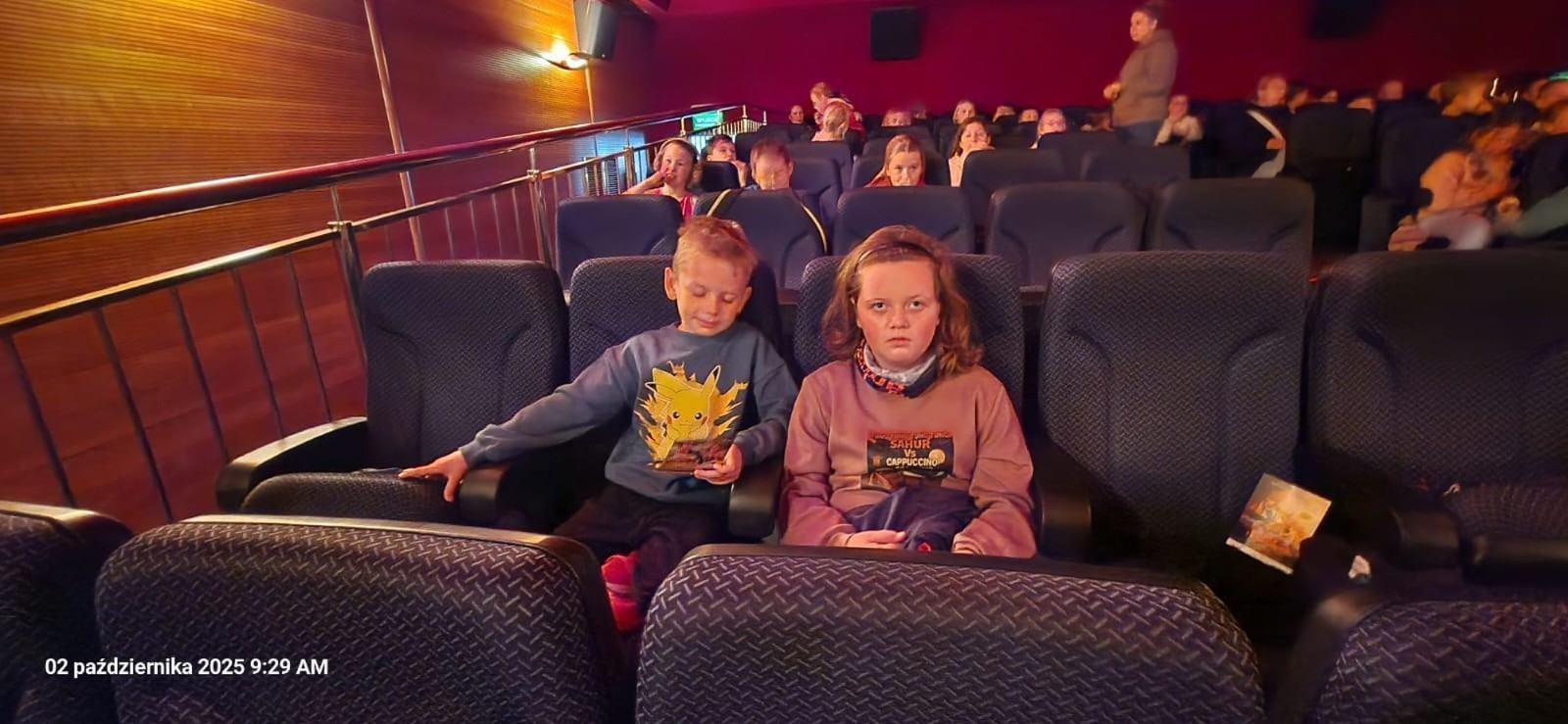Dziś nasi najmłodsi uczniowie wybrali się do kina w POK-u na seans filmu „Lilly i kangurek”. To była nie tylko świetna rozrywka, ale też cenna lekcja. Film porusza ważne tematy – pokazuje, że prawdziwe szczęście nie zawsze kryje się w sławie czy pieniądzach. Czasem wystarczy odwaga, by spróbować czegoś nowego, otwartość na przyjaźń i gotowość do pomocy – nawet jeśli chodzi o... kangurka. To ciepła, wzruszająca opowieść o empatii, przyjaźni i poszukiwaniu swojego miejsca na świecie – nie tylko wśród ludzi, ale i zwierząt. Dziękujemy POK za gościnność i już nie możemy się doczekać kolejnych filmowych spotkań.
