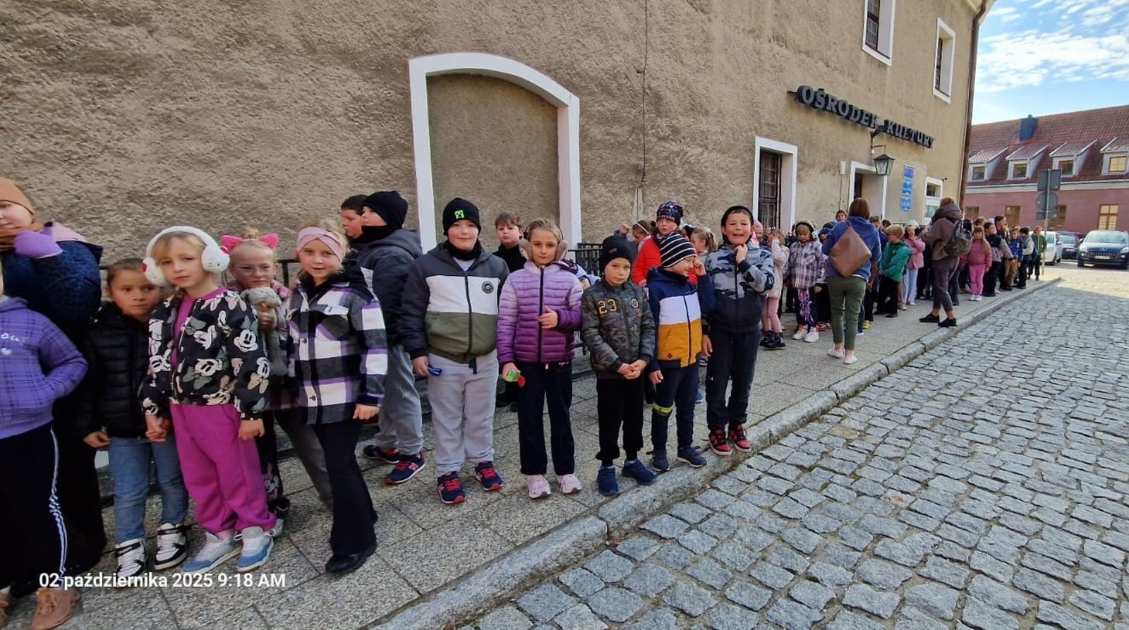 Dziś nasi najmłodsi uczniowie wybrali się do kina w POK-u na seans filmu „Lilly i kangurek”. To była nie tylko świetna rozrywka, ale też cenna lekcja. Film porusza ważne tematy – pokazuje, że prawdziwe szczęście nie zawsze kryje się w sławie czy pieniądzach. Czasem wystarczy odwaga, by spróbować czegoś nowego, otwartość na przyjaźń i gotowość do pomocy – nawet jeśli chodzi o... kangurka. To ciepła, wzruszająca opowieść o empatii, przyjaźni i poszukiwaniu swojego miejsca na świecie – nie tylko wśród ludzi, ale i zwierząt. Dziękujemy POK za gościnność i już nie możemy się doczekać kolejnych filmowych spotkań.

