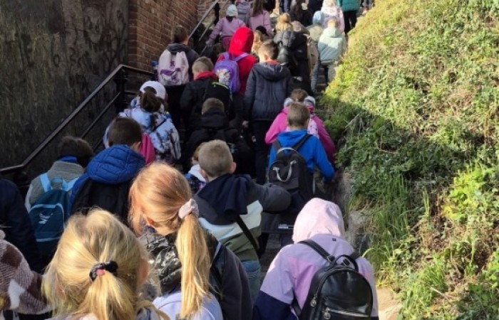 Dziś nasi najmłodsi uczniowie wybrali się do kina w POK-u na seans filmu „Lilly i kangurek”. To była nie tylko świetna rozrywka, ale też cenna lekcja. Film porusza ważne tematy – pokazuje, że prawdziwe szczęście nie zawsze kryje się w sławie czy pieniądzach. Czasem wystarczy odwaga, by spróbować czegoś nowego, otwartość na przyjaźń i gotowość do pomocy – nawet jeśli chodzi o... kangurka. To ciepła, wzruszająca opowieść o empatii, przyjaźni i poszukiwaniu swojego miejsca na świecie – nie tylko wśród ludzi, ale i zwierząt. Dziękujemy POK za gościnność i już nie możemy się doczekać kolejnych filmowych spotkań.
