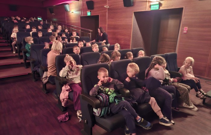 Dziś nasi najmłodsi uczniowie wybrali się do kina w POK-u na seans filmu „Lilly i kangurek”. To była nie tylko świetna rozrywka, ale też cenna lekcja. Film porusza ważne tematy – pokazuje, że prawdziwe szczęście nie zawsze kryje się w sławie czy pieniądzach. Czasem wystarczy odwaga, by spróbować czegoś nowego, otwartość na przyjaźń i gotowość do pomocy – nawet jeśli chodzi o... kangurka. To ciepła, wzruszająca opowieść o empatii, przyjaźni i poszukiwaniu swojego miejsca na świecie – nie tylko wśród ludzi, ale i zwierząt. Dziękujemy POK za gościnność i już nie możemy się doczekać kolejnych filmowych spotkań.
