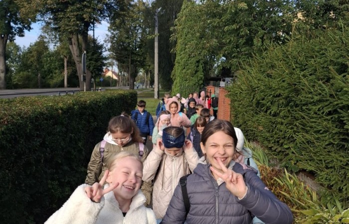 Dziś nasi najmłodsi uczniowie wybrali się do kina w POK-u na seans filmu „Lilly i kangurek”. To była nie tylko świetna rozrywka, ale też cenna lekcja. Film porusza ważne tematy – pokazuje, że prawdziwe szczęście nie zawsze kryje się w sławie czy pieniądzach. Czasem wystarczy odwaga, by spróbować czegoś nowego, otwartość na przyjaźń i gotowość do pomocy – nawet jeśli chodzi o... kangurka. To ciepła, wzruszająca opowieść o empatii, przyjaźni i poszukiwaniu swojego miejsca na świecie – nie tylko wśród ludzi, ale i zwierząt. Dziękujemy POK za gościnność i już nie możemy się doczekać kolejnych filmowych spotkań.
