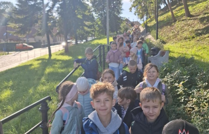 Dziś nasi najmłodsi uczniowie wybrali się do kina w POK-u na seans filmu „Lilly i kangurek”. To była nie tylko świetna rozrywka, ale też cenna lekcja. Film porusza ważne tematy – pokazuje, że prawdziwe szczęście nie zawsze kryje się w sławie czy pieniądzach. Czasem wystarczy odwaga, by spróbować czegoś nowego, otwartość na przyjaźń i gotowość do pomocy – nawet jeśli chodzi o... kangurka. To ciepła, wzruszająca opowieść o empatii, przyjaźni i poszukiwaniu swojego miejsca na świecie – nie tylko wśród ludzi, ale i zwierząt. Dziękujemy POK za gościnność i już nie możemy się doczekać kolejnych filmowych spotkań.
