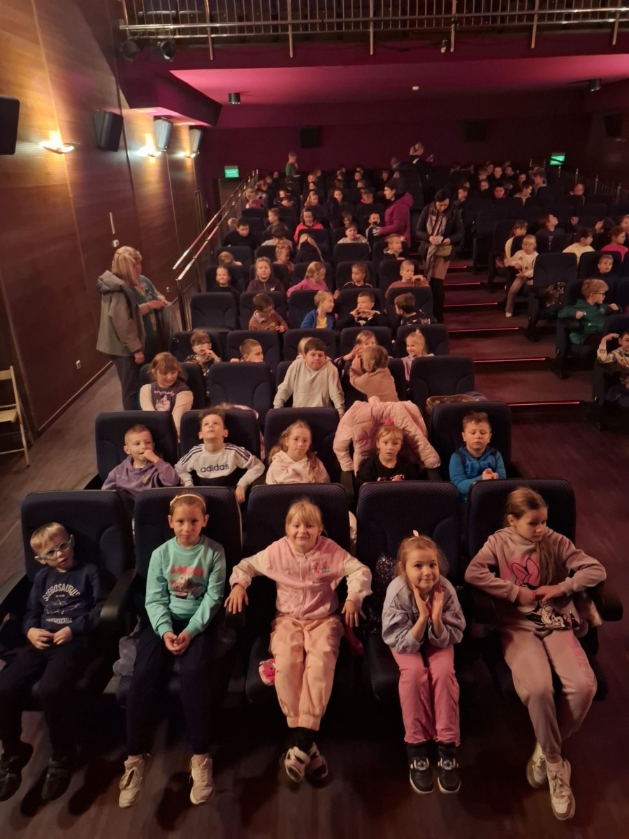 Dziś nasi najmłodsi uczniowie wybrali się do kina w POK-u na seans filmu „Lilly i kangurek”. To była nie tylko świetna rozrywka, ale też cenna lekcja. Film porusza ważne tematy – pokazuje, że prawdziwe szczęście nie zawsze kryje się w sławie czy pieniądzach. Czasem wystarczy odwaga, by spróbować czegoś nowego, otwartość na przyjaźń i gotowość do pomocy – nawet jeśli chodzi o... kangurka. To ciepła, wzruszająca opowieść o empatii, przyjaźni i poszukiwaniu swojego miejsca na świecie – nie tylko wśród ludzi, ale i zwierząt. Dziękujemy POK za gościnność i już nie możemy się doczekać kolejnych filmowych spotkań.
