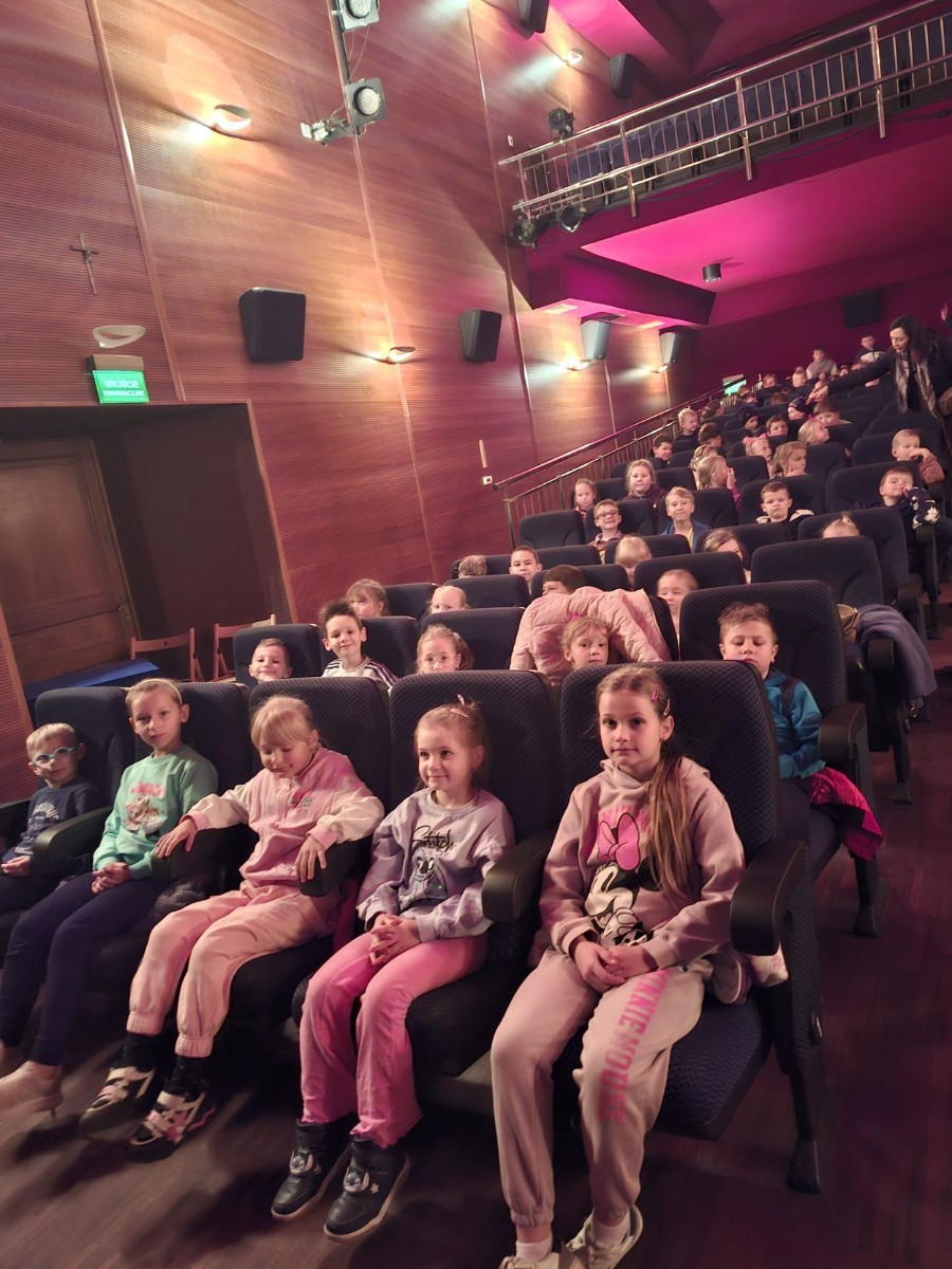 Dziś nasi najmłodsi uczniowie wybrali się do kina w POK-u na seans filmu „Lilly i kangurek”. To była nie tylko świetna rozrywka, ale też cenna lekcja. Film porusza ważne tematy – pokazuje, że prawdziwe szczęście nie zawsze kryje się w sławie czy pieniądzach. Czasem wystarczy odwaga, by spróbować czegoś nowego, otwartość na przyjaźń i gotowość do pomocy – nawet jeśli chodzi o... kangurka. To ciepła, wzruszająca opowieść o empatii, przyjaźni i poszukiwaniu swojego miejsca na świecie – nie tylko wśród ludzi, ale i zwierząt. Dziękujemy POK za gościnność i już nie możemy się doczekać kolejnych filmowych spotkań.

