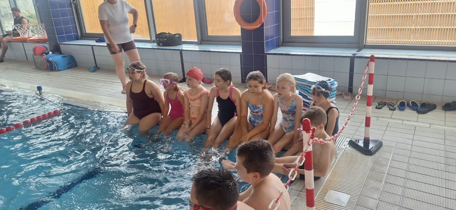 Z przyjemnością informujemy, że uczniowie naszej szkoły uczestniczą w ogólnopolskim projekcie „Umiem Pływać”. W ramach programu dzieci regularnie wyjeżdżają na basen, gdzie pod okiem wykwalifikowanych instruktorów uczą się podstaw pływania oraz bezpiecznego poruszania się w wodzie.
Zajęcia nie tylko rozwijają sprawność fizyczną, ale także uczą wytrwałości, pokonywania własnych barier i pracy w grupie. Projekt daje uczniom możliwość aktywnego spędzania czasu w sposób bezpieczny i atrakcyjny, a jego uczestnictwo jest całkowicie bezpłatne.
Cieszymy się, że nasze dzieci mogą korzystać z tej wartościowej inicjatywy i rozwijać swoje umiejętności w przyjaznej, wspierającej atmosferze.