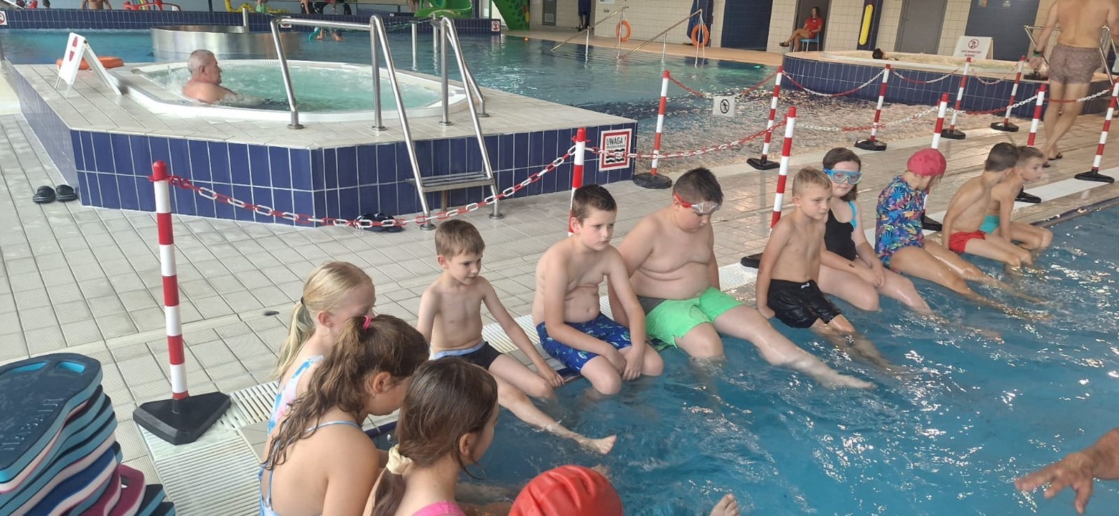 Z przyjemnością informujemy, że uczniowie naszej szkoły uczestniczą w ogólnopolskim projekcie „Umiem Pływać”. W ramach programu dzieci regularnie wyjeżdżają na basen, gdzie pod okiem wykwalifikowanych instruktorów uczą się podstaw pływania oraz bezpiecznego poruszania się w wodzie.
Zajęcia nie tylko rozwijają sprawność fizyczną, ale także uczą wytrwałości, pokonywania własnych barier i pracy w grupie. Projekt daje uczniom możliwość aktywnego spędzania czasu w sposób bezpieczny i atrakcyjny, a jego uczestnictwo jest całkowicie bezpłatne.
Cieszymy się, że nasze dzieci mogą korzystać z tej wartościowej inicjatywy i rozwijać swoje umiejętności w przyjaznej, wspierającej atmosferze.