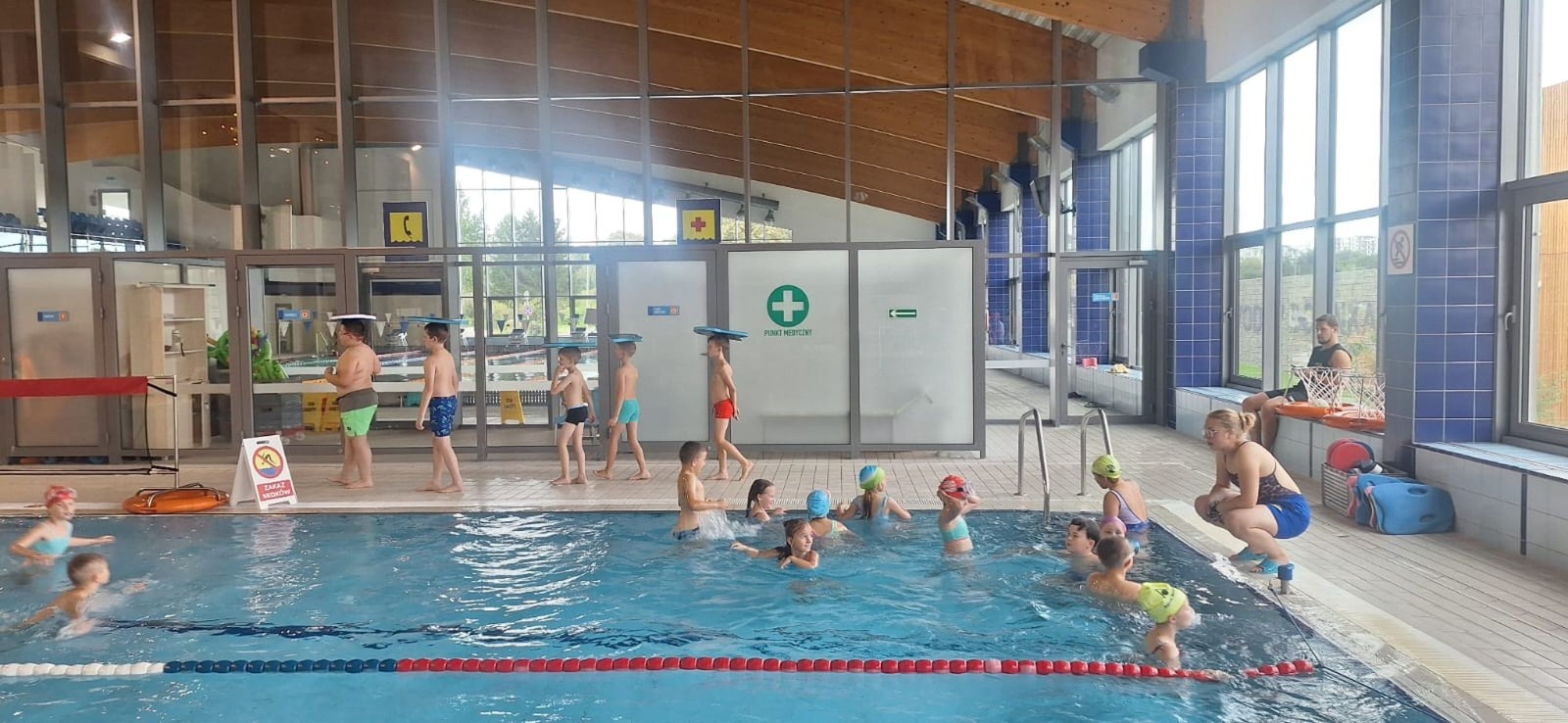Z przyjemnością informujemy, że uczniowie naszej szkoły uczestniczą w ogólnopolskim projekcie „Umiem Pływać”. W ramach programu dzieci regularnie wyjeżdżają na basen, gdzie pod okiem wykwalifikowanych instruktorów uczą się podstaw pływania oraz bezpiecznego poruszania się w wodzie.
Zajęcia nie tylko rozwijają sprawność fizyczną, ale także uczą wytrwałości, pokonywania własnych barier i pracy w grupie. Projekt daje uczniom możliwość aktywnego spędzania czasu w sposób bezpieczny i atrakcyjny, a jego uczestnictwo jest całkowicie bezpłatne.
Cieszymy się, że nasze dzieci mogą korzystać z tej wartościowej inicjatywy i rozwijać swoje umiejętności w przyjaznej, wspierającej atmosferze.