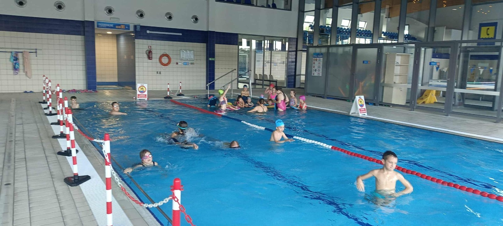 Z przyjemnością informujemy, że uczniowie naszej szkoły uczestniczą w ogólnopolskim projekcie „Umiem Pływać”. W ramach programu dzieci regularnie wyjeżdżają na basen, gdzie pod okiem wykwalifikowanych instruktorów uczą się podstaw pływania oraz bezpiecznego poruszania się w wodzie.
Zajęcia nie tylko rozwijają sprawność fizyczną, ale także uczą wytrwałości, pokonywania własnych barier i pracy w grupie. Projekt daje uczniom możliwość aktywnego spędzania czasu w sposób bezpieczny i atrakcyjny, a jego uczestnictwo jest całkowicie bezpłatne.
Cieszymy się, że nasze dzieci mogą korzystać z tej wartościowej inicjatywy i rozwijać swoje umiejętności w przyjaznej, wspierającej atmosferze.