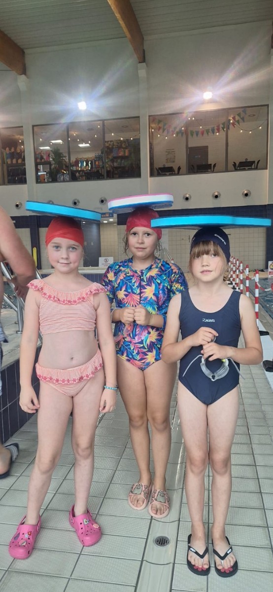 Z przyjemnością informujemy, że uczniowie naszej szkoły uczestniczą w ogólnopolskim projekcie „Umiem Pływać”. W ramach programu dzieci regularnie wyjeżdżają na basen, gdzie pod okiem wykwalifikowanych instruktorów uczą się podstaw pływania oraz bezpiecznego poruszania się w wodzie.
Zajęcia nie tylko rozwijają sprawność fizyczną, ale także uczą wytrwałości, pokonywania własnych barier i pracy w grupie. Projekt daje uczniom możliwość aktywnego spędzania czasu w sposób bezpieczny i atrakcyjny, a jego uczestnictwo jest całkowicie bezpłatne.
Cieszymy się, że nasze dzieci mogą korzystać z tej wartościowej inicjatywy i rozwijać swoje umiejętności w przyjaznej, wspierającej atmosferze.