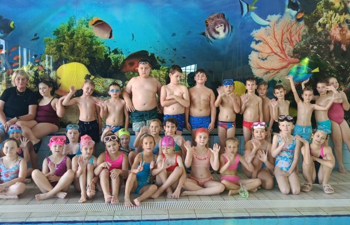 Z przyjemnością informujemy, że uczniowie naszej szkoły uczestniczą w ogólnopolskim projekcie „Umiem Pływać”. W ramach programu dzieci regularnie wyjeżdżają na basen, gdzie pod okiem wykwalifikowanych instruktorów uczą się podstaw pływania oraz bezpiecznego poruszania się w wodzie.
Zajęcia nie tylko rozwijają sprawność fizyczną, ale także uczą wytrwałości, pokonywania własnych barier i pracy w grupie. Projekt daje uczniom możliwość aktywnego spędzania czasu w sposób bezpieczny i atrakcyjny, a jego uczestnictwo jest całkowicie bezpłatne.
Cieszymy się, że nasze dzieci mogą korzystać z tej wartościowej inicjatywy i rozwijać swoje umiejętności w przyjaznej, wspierającej atmosferze.