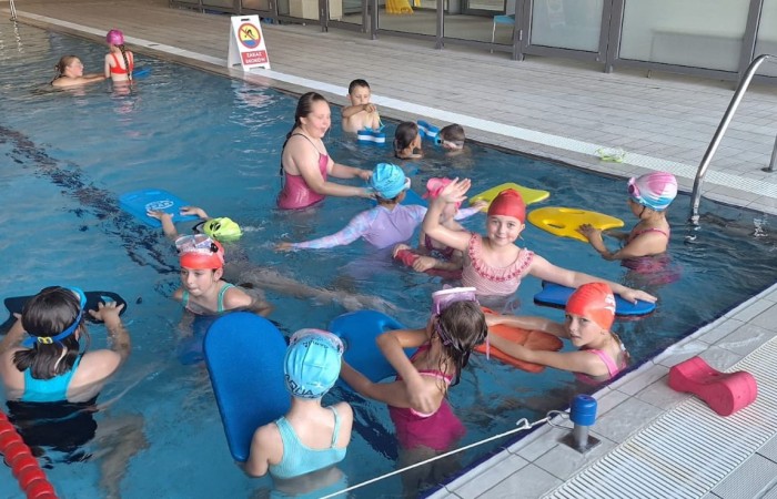 Z przyjemnością informujemy, że uczniowie naszej szkoły uczestniczą w ogólnopolskim projekcie „Umiem Pływać”. W ramach programu dzieci regularnie wyjeżdżają na basen, gdzie pod okiem wykwalifikowanych instruktorów uczą się podstaw pływania oraz bezpiecznego poruszania się w wodzie.
Zajęcia nie tylko rozwijają sprawność fizyczną, ale także uczą wytrwałości, pokonywania własnych barier i pracy w grupie. Projekt daje uczniom możliwość aktywnego spędzania czasu w sposób bezpieczny i atrakcyjny, a jego uczestnictwo jest całkowicie bezpłatne.
Cieszymy się, że nasze dzieci mogą korzystać z tej wartościowej inicjatywy i rozwijać swoje umiejętności w przyjaznej, wspierającej atmosferze.