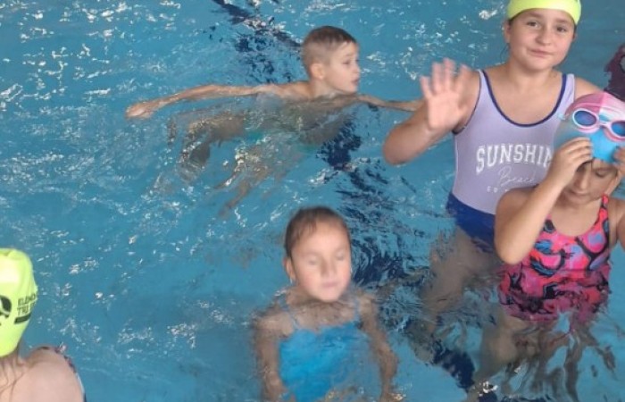 Z przyjemnością informujemy, że uczniowie naszej szkoły uczestniczą w ogólnopolskim projekcie „Umiem Pływać”. W ramach programu dzieci regularnie wyjeżdżają na basen, gdzie pod okiem wykwalifikowanych instruktorów uczą się podstaw pływania oraz bezpiecznego poruszania się w wodzie.
Zajęcia nie tylko rozwijają sprawność fizyczną, ale także uczą wytrwałości, pokonywania własnych barier i pracy w grupie. Projekt daje uczniom możliwość aktywnego spędzania czasu w sposób bezpieczny i atrakcyjny, a jego uczestnictwo jest całkowicie bezpłatne.
Cieszymy się, że nasze dzieci mogą korzystać z tej wartościowej inicjatywy i rozwijać swoje umiejętności w przyjaznej, wspierającej atmosferze.